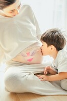 お兄ちゃんがママのお腹にチュッ❤️思い出に残るマタニティペイントの記録