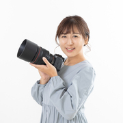 有名プロカメラマンの今井しのぶ先生がカメラを構える写真