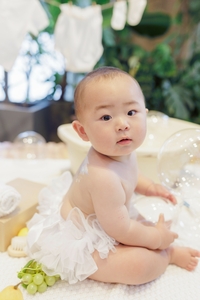 京都の結婚式場で開催のママと赤ちゃん向けのマルシェでベビーペイントをした赤ちゃんの撮影写真