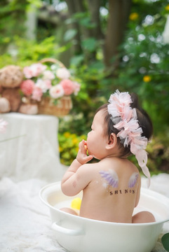 ベビーペイントでミルクバスフォロブースのロケーション撮影をする赤ちゃんの写真