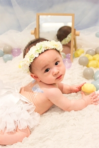 ベビーペイント姿が可愛い赤ちゃんのうつ伏せ振り向きショット