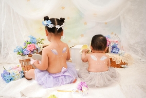 きょうだいでベビーペイントを施して撮影した可愛い写真