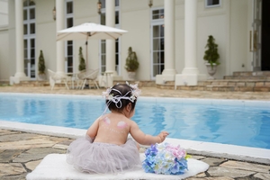 アーカンジェル迎賓館宇都宮の素敵なロケーションでベビーペイントを楽しむ赤ちゃんの後ろ姿