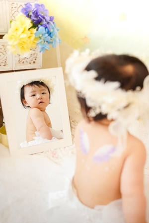 アーカンジェル宇都宮迎賓館で開催のFun Fen Fantマルシェでベビーペイントをして鏡越しの赤ちゃん写真