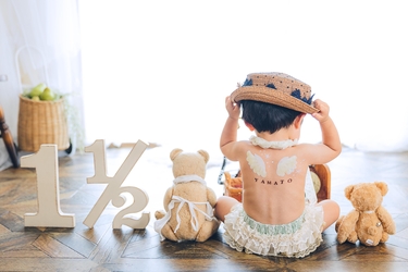 １歳半の記念にもベビーペイントで記念に残す我が子の後ろ姿