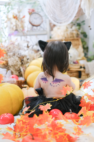 ベビーペイントでハロウィン限定のデビルペイントをした赤ちゃんの後ろ姿